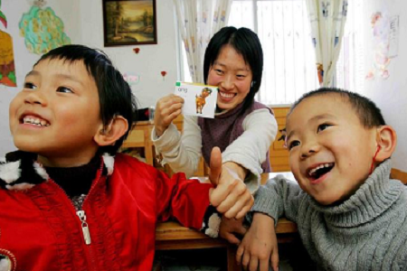 孩子上课集中精神听讲